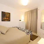 San Pedro Beachside Apartment Abril
